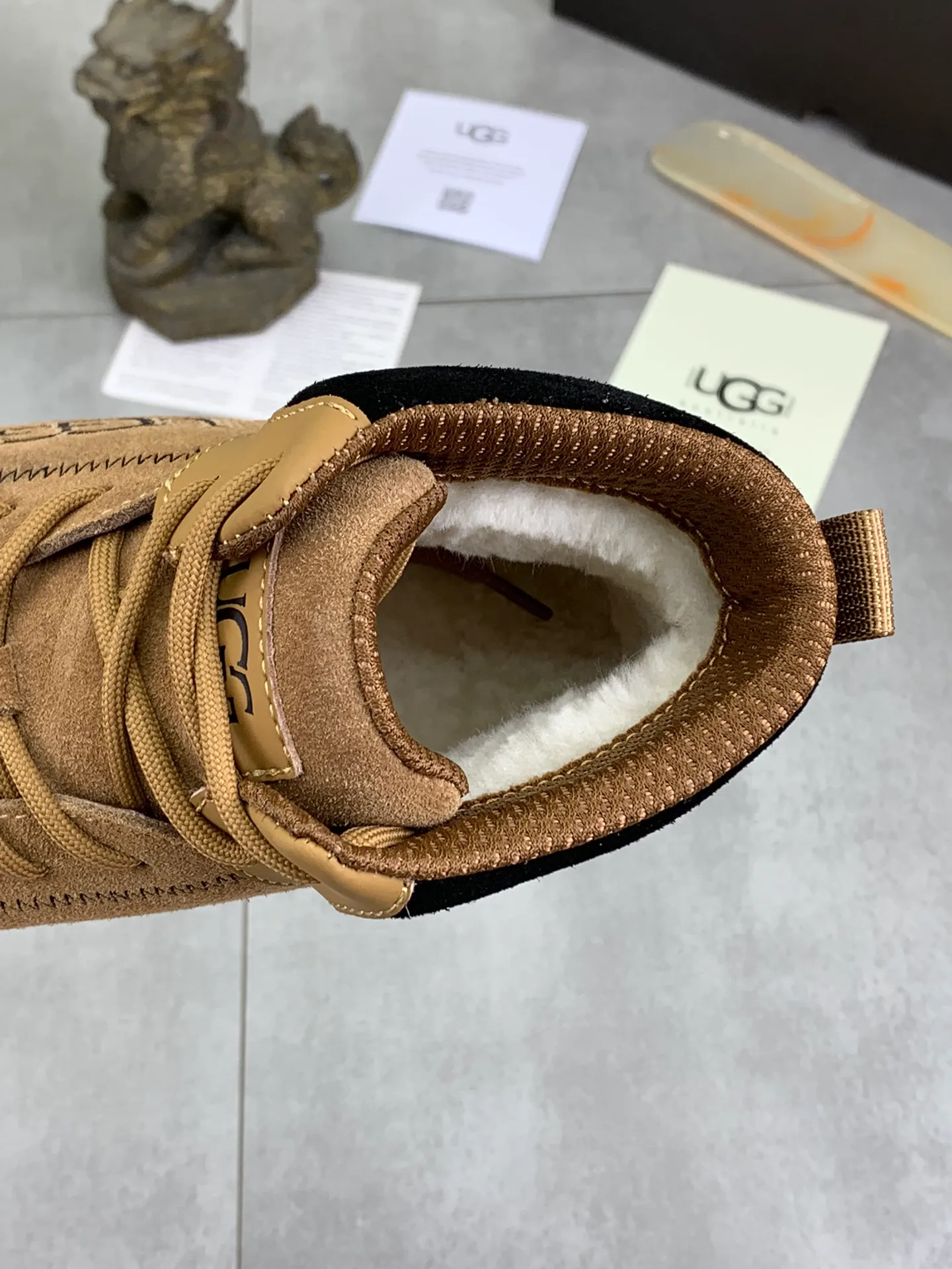 Men's shoes 💰P640 [New style] 💰 🆘 "Real wool" [UGG] 👉The popular men's shoes are synchronized with the official website 🔰The quality of the genuine products [satisfied] is not comparable to the imitations in the general market 🌀The upper is imported Italian frosted cowhide, and the lining is: foot pad 🅰️ grade 🐑Real wool👻Only Grade A can show the effect The hand feels smooth and delicate 🔱The shoe shape is grand, only genuine manufacturers can achieve it 🎄The perfect toughness of the original outsole 👻⬛️ can allow customers to bid farewell to one-time consumption. Real wool lining, super warm. Available in brown or gray. Number of yards: 39-44